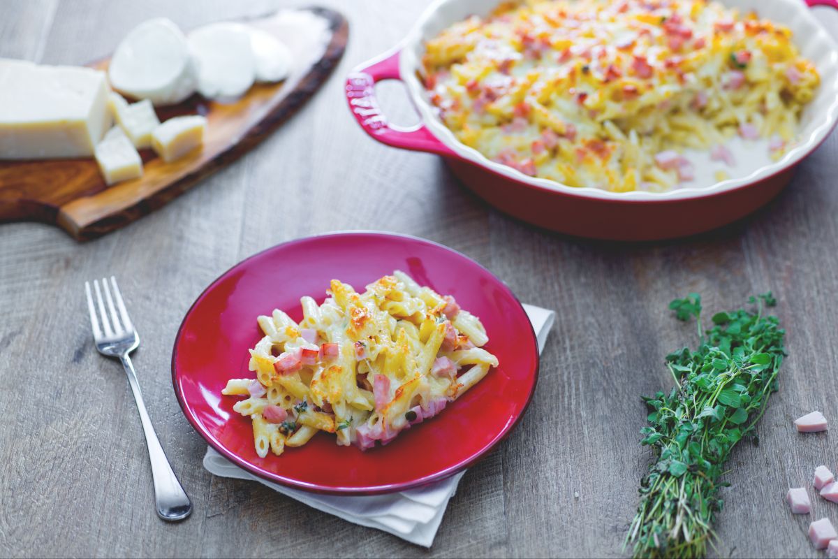 Gratinado de mini penne com presunto e mussarela