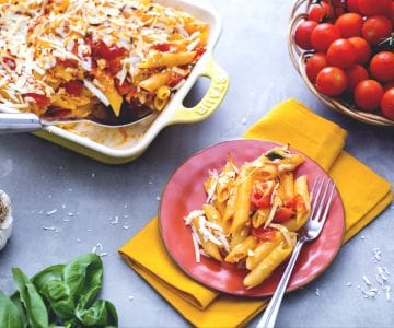 Penne gratinada com tomate e ricota salgada