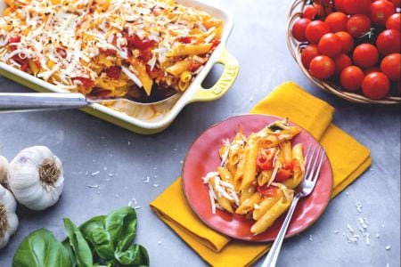 Penne gratinada com tomate e ricota salgada