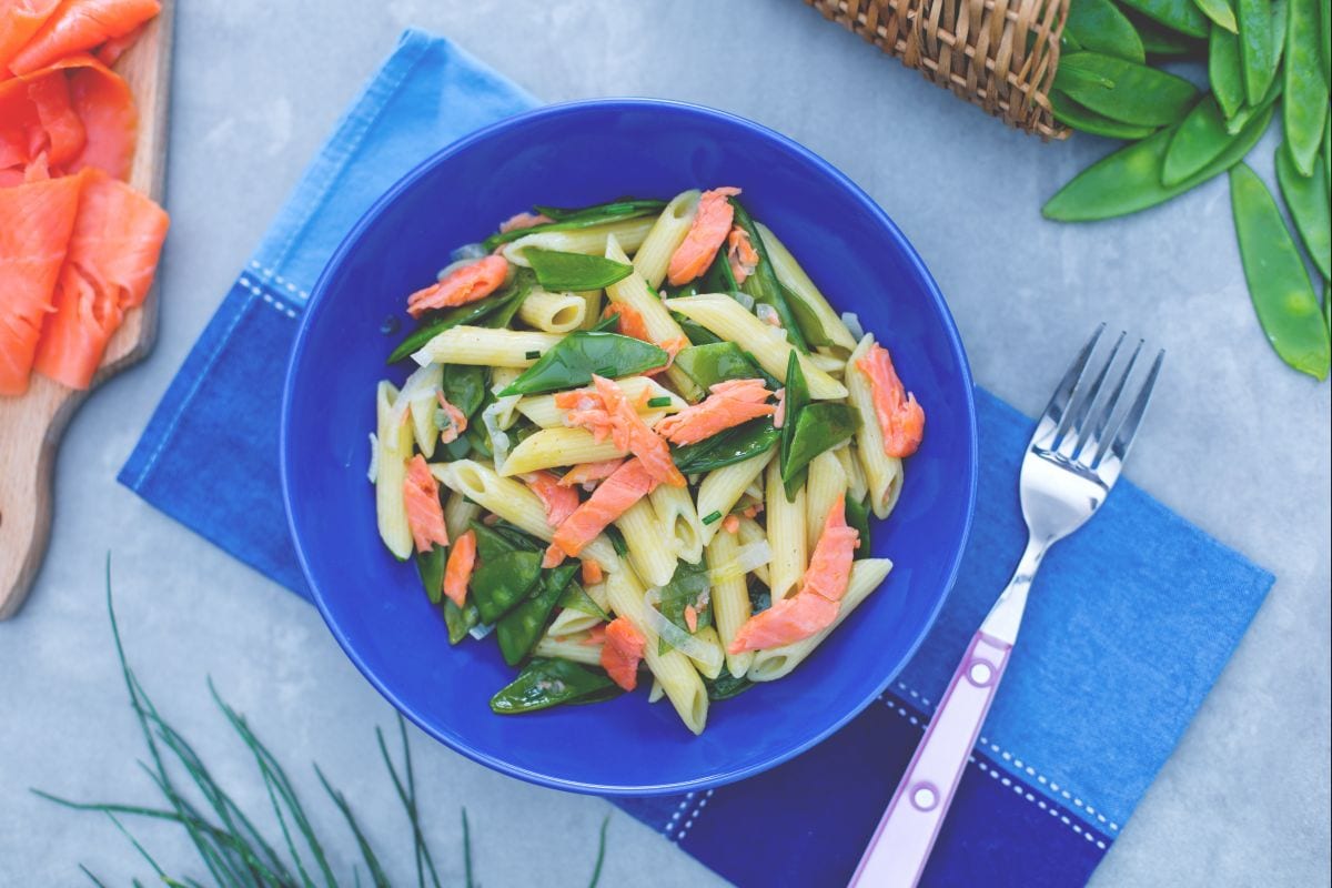 Penne com salmão defumado e ervilhas-torta