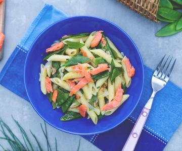 Penne com salmão defumado e ervilhas-torta
