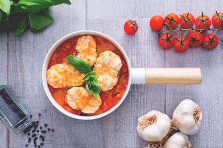 Tamboril ao molho de tomate fresco