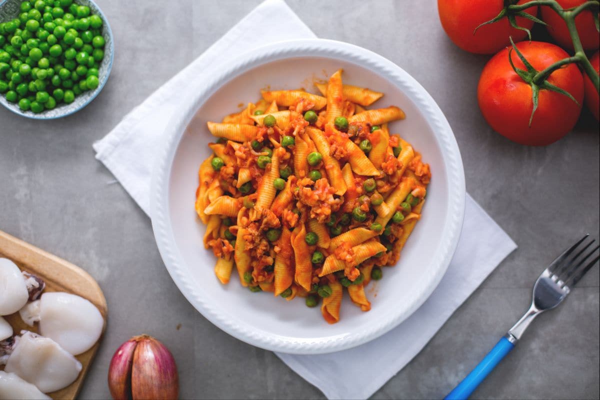 Garganelli ao ragu de lulinhas e ervilhas
