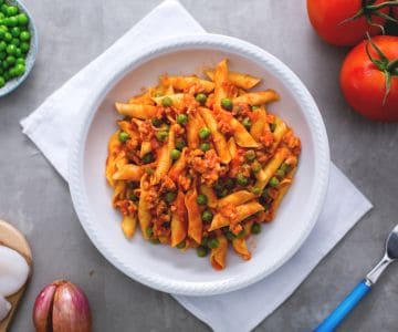 Garganelli ao ragu de lulinhas e ervilhas