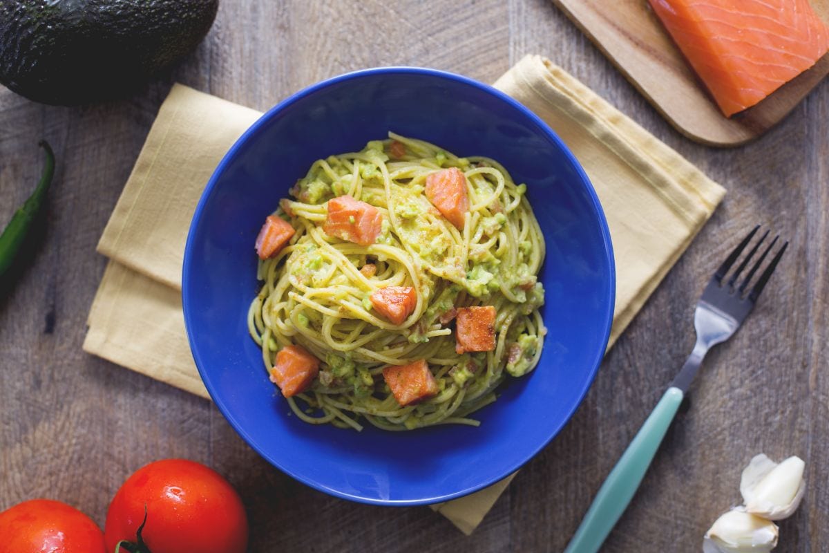 Espaguete com guacamole e salmão crocante