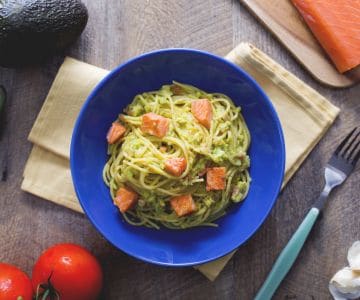 Espaguete com guacamole e salmão crocante