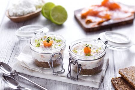 Cheesecake salgada com pão preto e creme de salmão