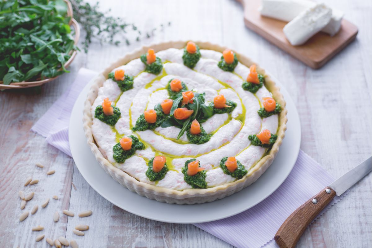 Torta salgada de salmão, queijo de cabra e pesto de rúcula