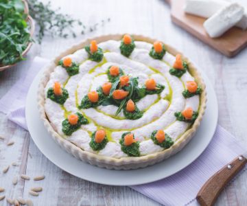 Torta salgada de salmão, queijo de cabra e pesto de rúcula