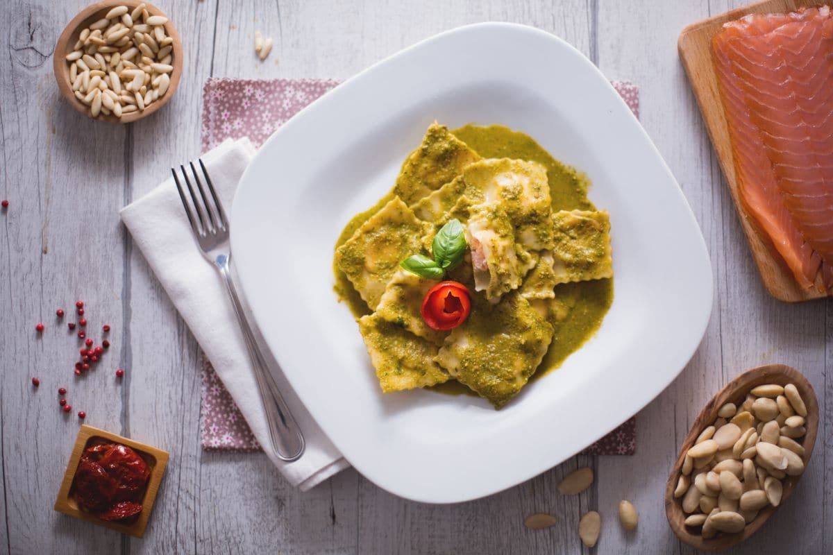 Ravioli recheados com salmão ao molho de manjericão
