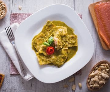 Ravioli recheados com salmão ao molho de manjericão