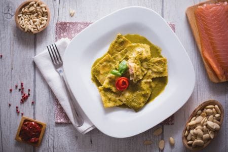 Ravioli recheados com salmão ao molho de manjericão