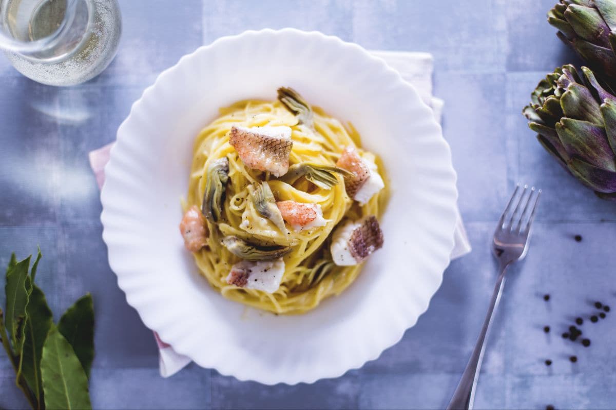 Spaghetti com peixe-sapo e alcachofras
