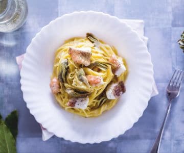 Spaghetti com peixe-sapo e alcachofras