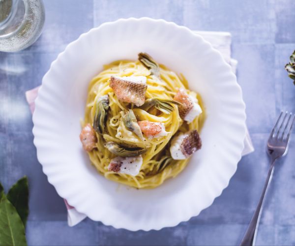 Spaghetti com peixe-sapo e alcachofras