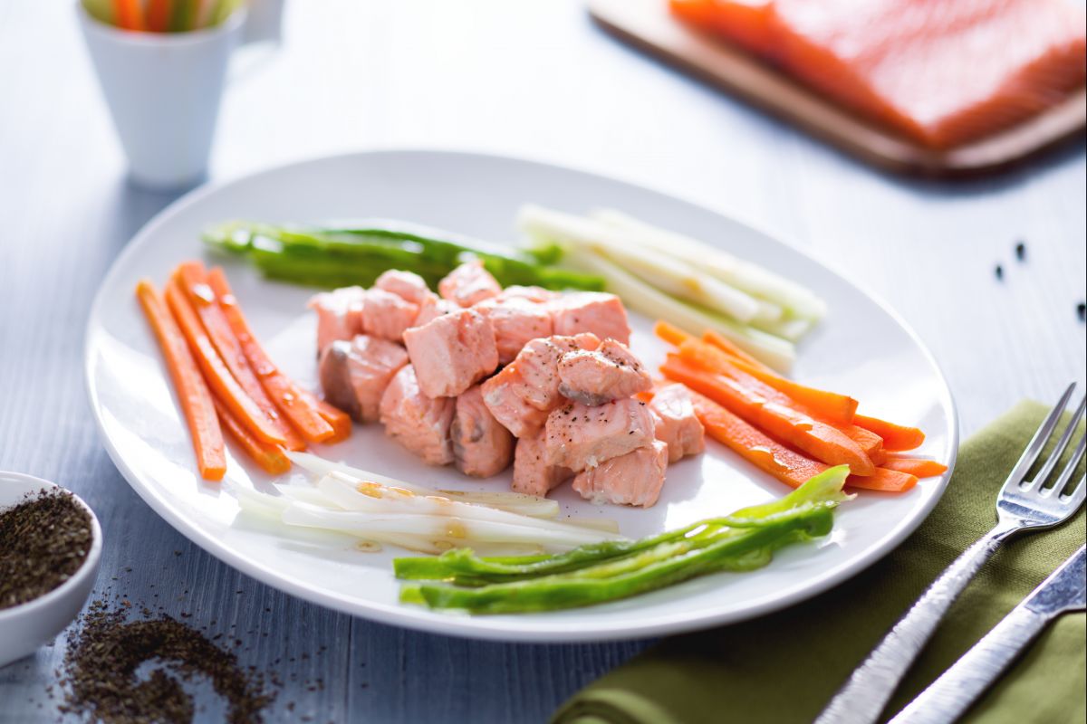 Tirinhas de salmão ao chá verde com legumes