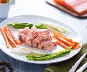 Tirinhas de salmão ao chá verde com legumes