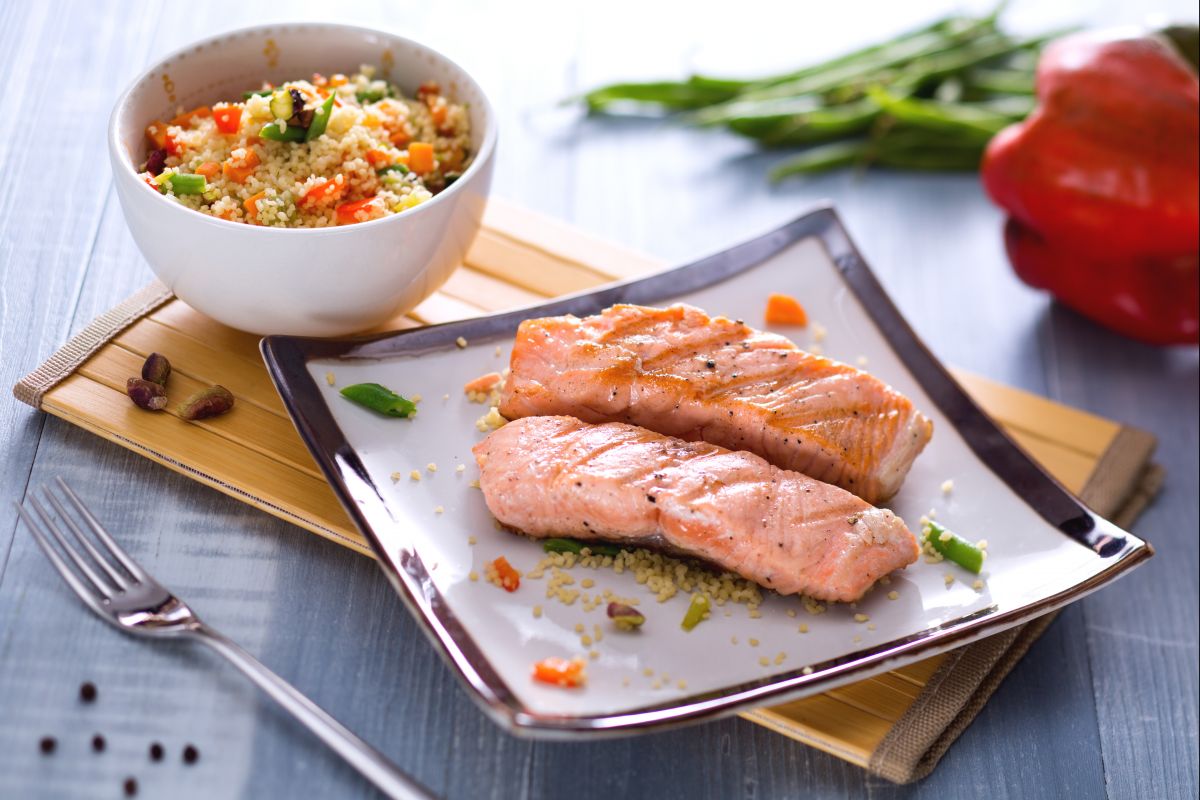 Salmão grelhado com salada de cuscuz