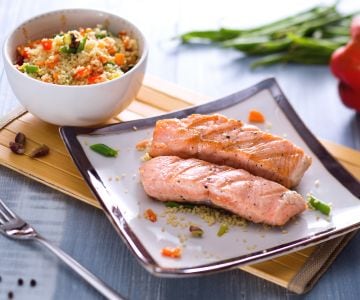 Salmão grelhado com salada de cuscuz