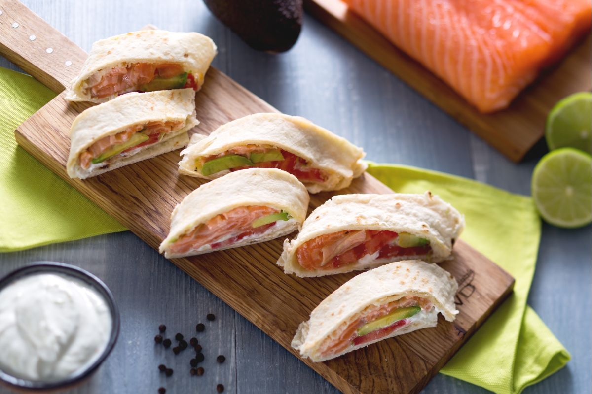 Rolinhos de pão sírio com salmão, abacate e creme de iogurte