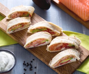 Rolinhos de pão sírio com salmão, abacate e creme de iogurte