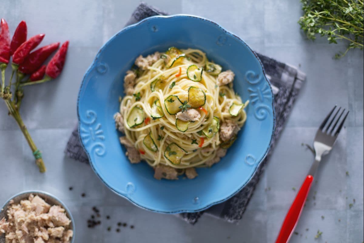 Espaguete com atum e abobrinha
