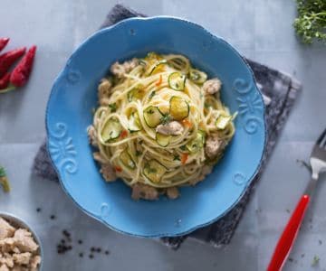 Espaguete com atum e abobrinha