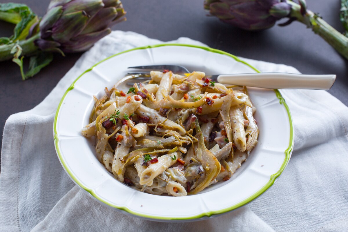 Penne com alcachofras e bacon