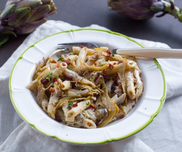 Penne com alcachofras e bacon
