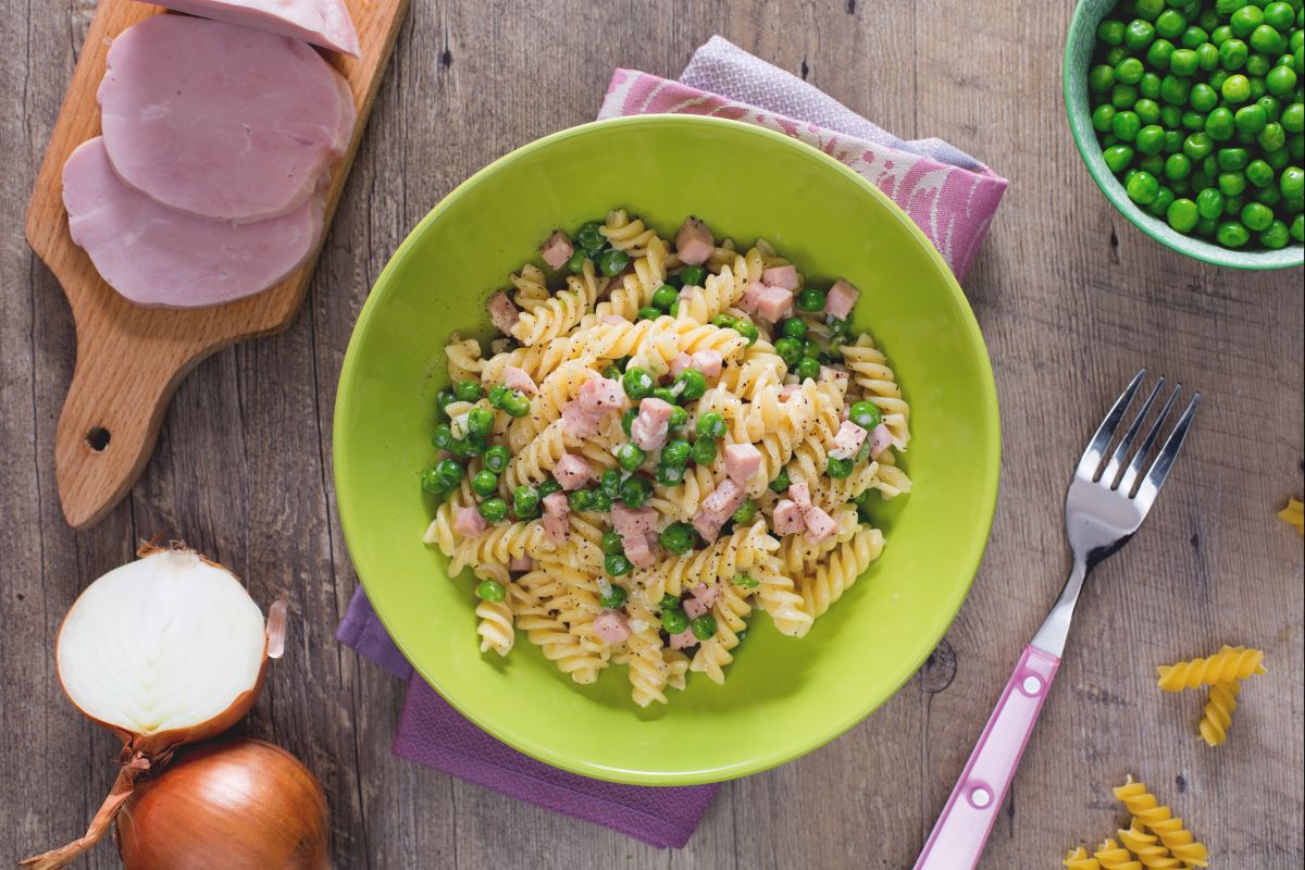 Fusilli com creme de leite, presunto e ervilhas