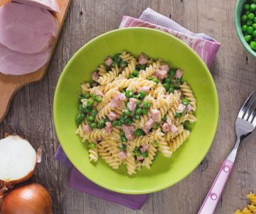 Fusilli com creme de leite, presunto e ervilhas