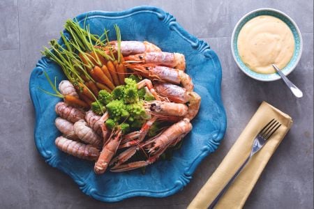 Crustáceos com legumes no vapor e maionese de cítricos