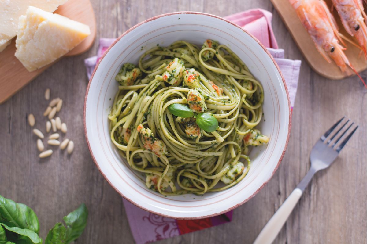 Massa ao pesto e camarões