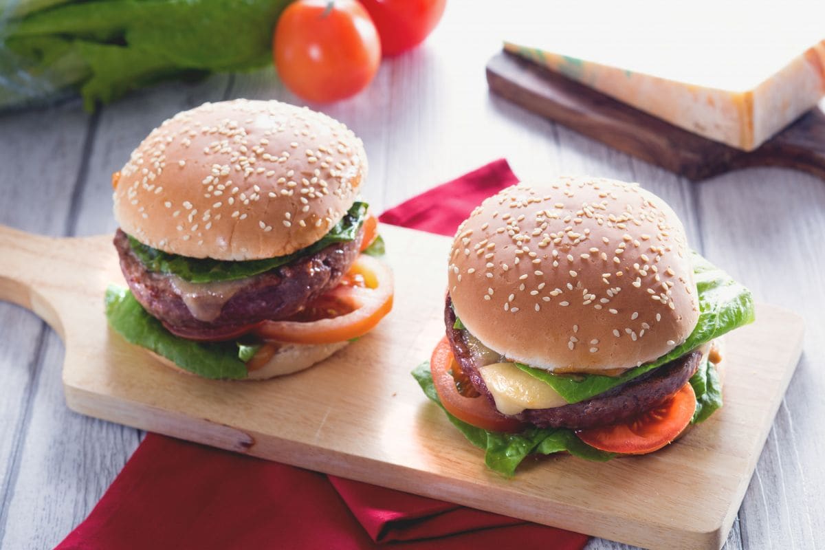 Hambúrguer de carne bovina com maionese de soja