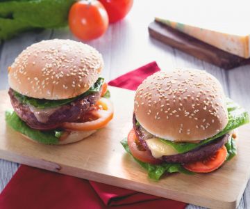 Hambúrguer de carne bovina com maionese de soja