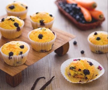 Muffin de cenoura e mirtilos