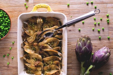 Alaçã assada com alcachofras e ervilhas