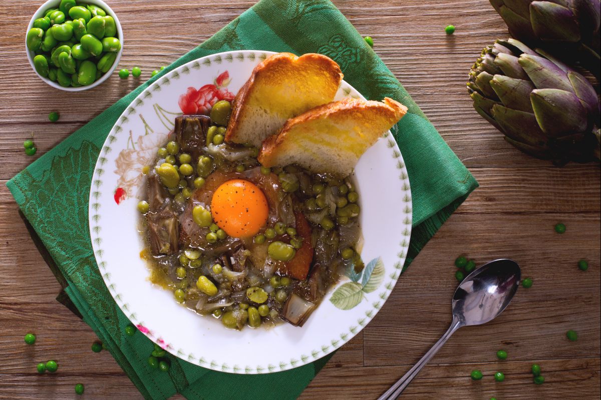 Sopa de favas, ervilhas e alcachofras
