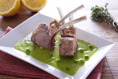Carré de cordeiro sobre creme de ervilhas