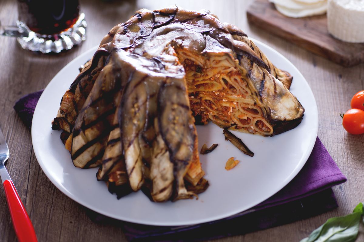 Timbal de macarrão à cerveja com ragu e berinjela