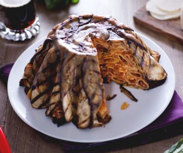 Timbal de macarrão à cerveja com ragu e berinjela