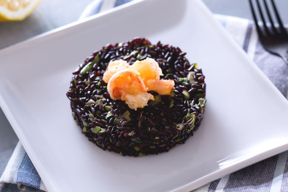 Arroz Venere com camarões e abobrinha