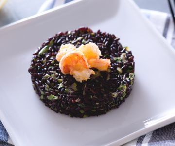 Arroz Venere com camarões e abobrinha