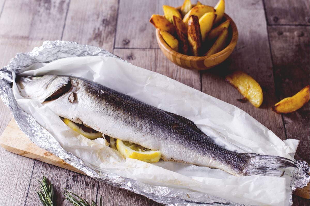 Robalo assado com batatas ao limão