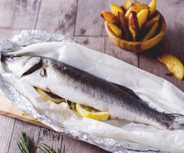 Robalo assado com batatas ao limão