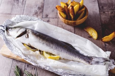 Robalo assado com batatas ao limão