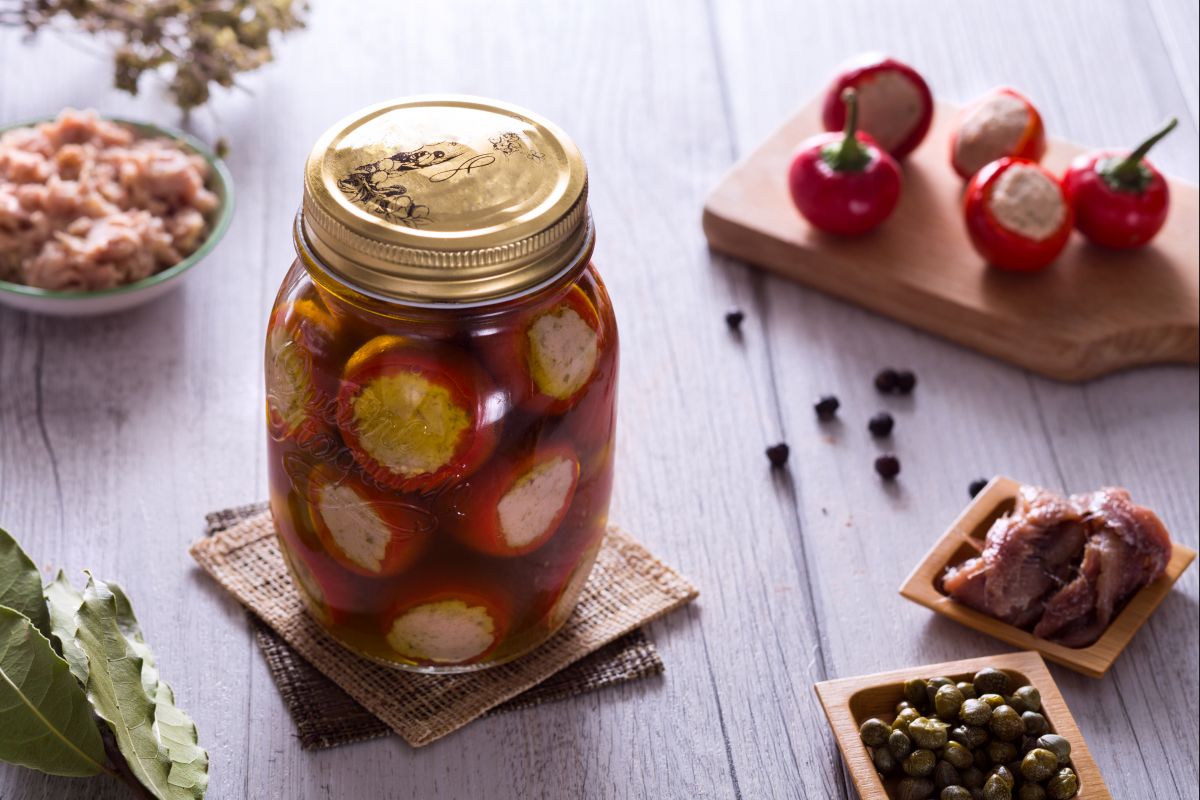 Pimentas ardidas recheadas com atum, anchovas e alcaparras