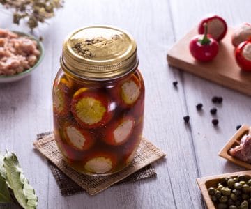 Pimentas ardidas recheadas com atum, anchovas e alcaparras