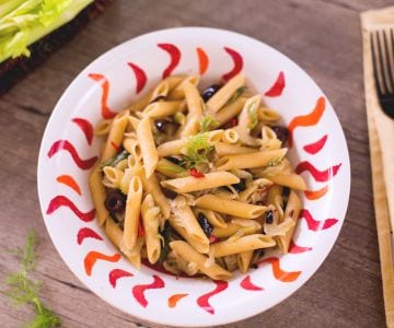 Massa com aipo, funcho e azeitonas taggiasche