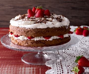 Torta de chocolate e morangos